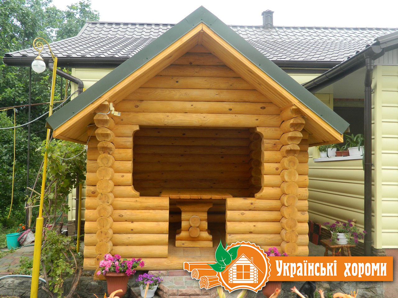 Беседка из бревна возле дома
