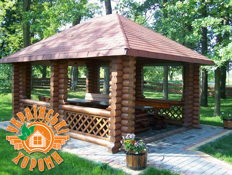 Деревянная беседка открытого типа в парке