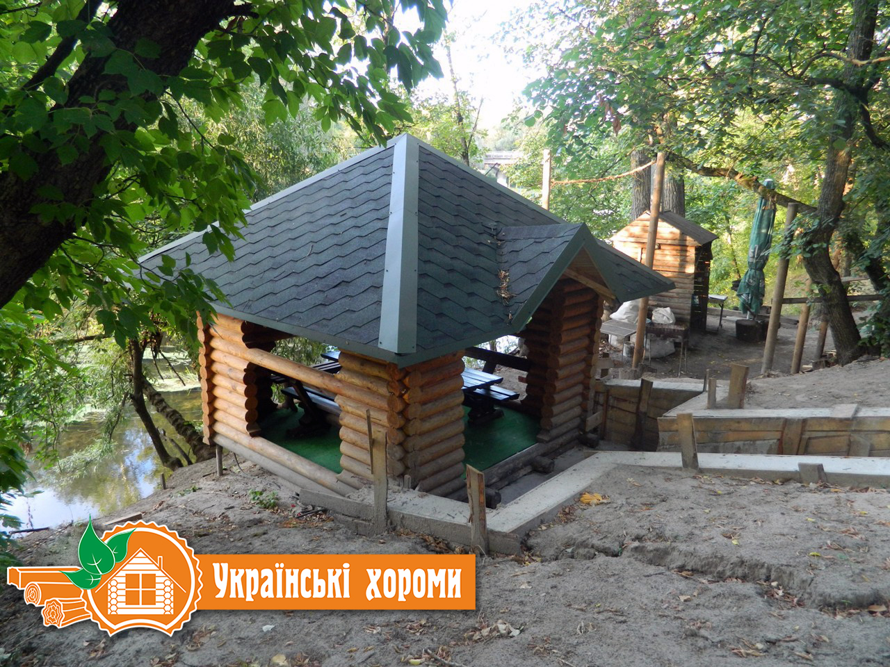 Беседка из оцилиндрованного бревна на берегу