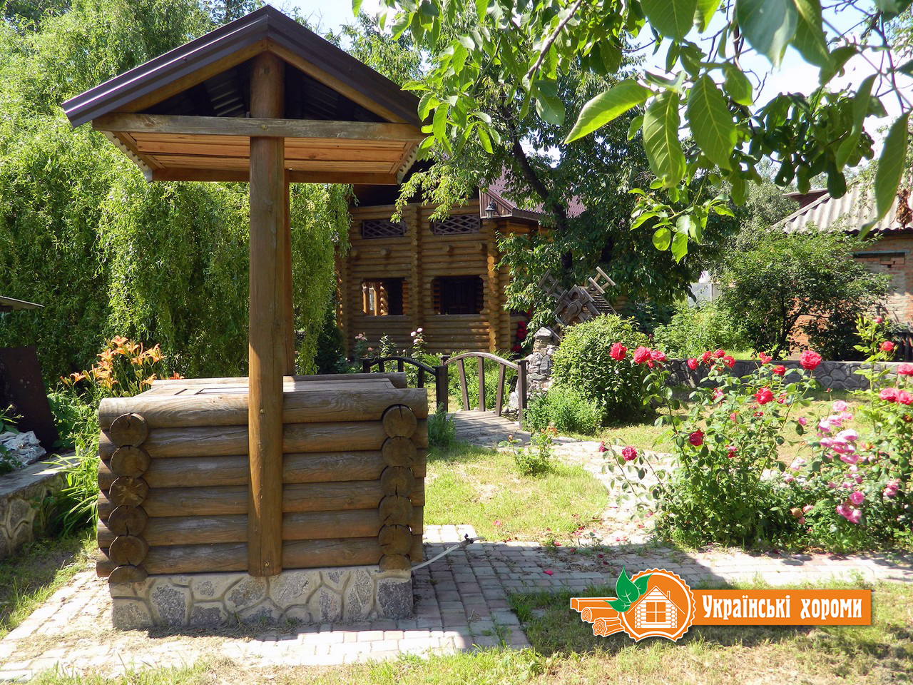 Сруб колодца в саду