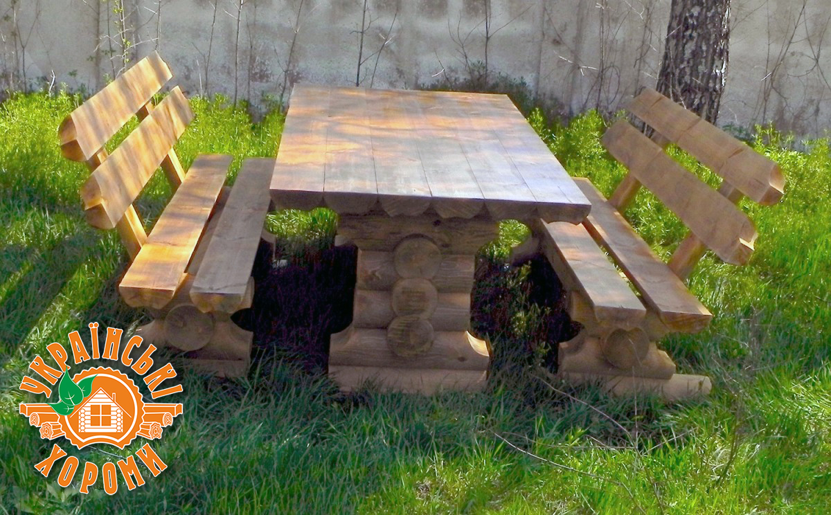 Две деревянные лавки и стол на траве